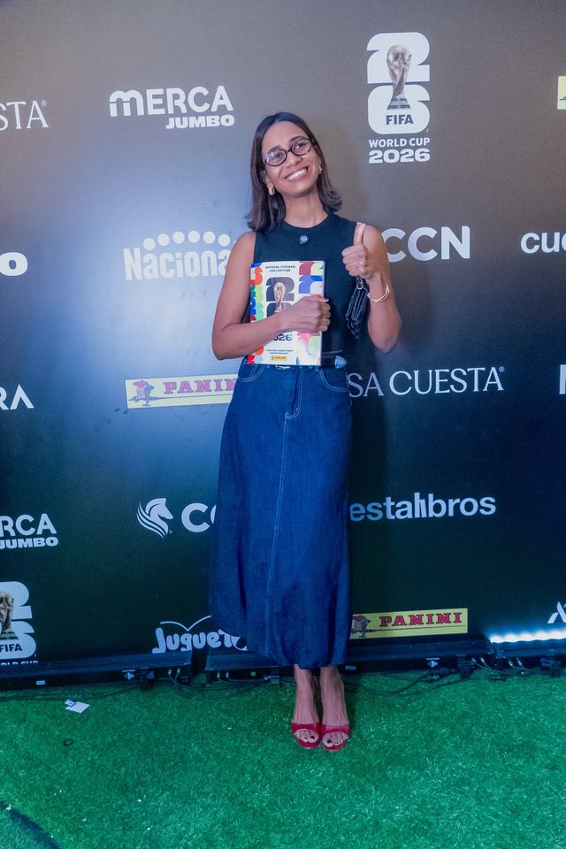 Rosmery Herrand muestra el álbum del Mundial 2026
