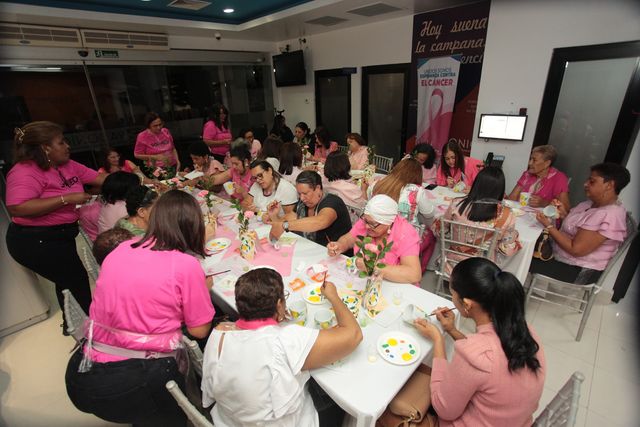 Pacientes y sobrevivientes de cáncer de mama pintan tazas en el taller «Pinceladas de Vida» de RADONIC