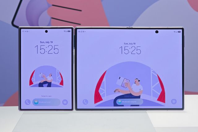 Dos Galaxy Z Fold8 abiertos muestran la pantalla de cubierta y la pantalla interior