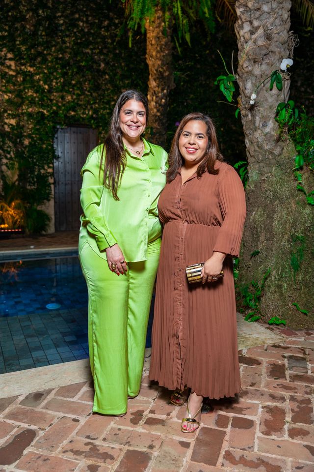 Betzaida Matos y Marielle Araujo junto a la piscina