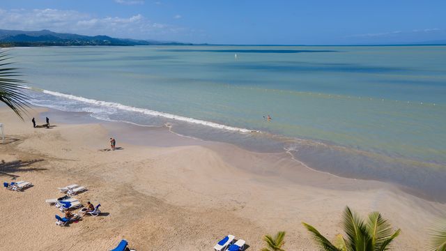 Vista de Playa Esmeralda, en Miches, con su arena clara y agua tranquila
