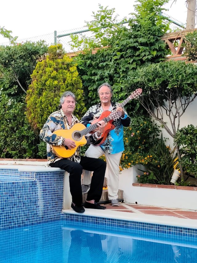 Los Gypsies con sus guitarras junto a una piscina