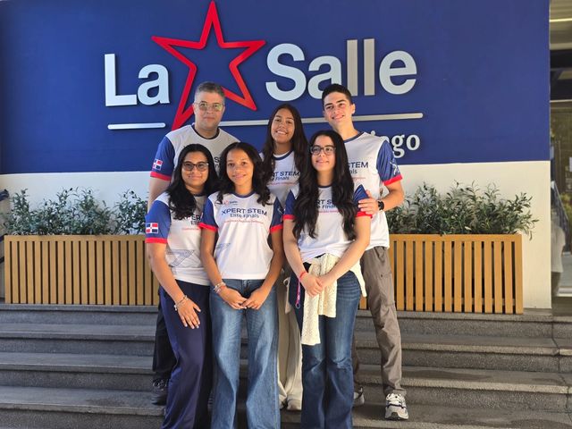 Los estudiantes del Colegio De La Salle Santiago frente al logo de su colegio