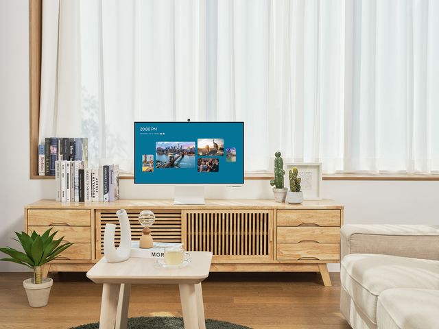 Samsung Smart Monitor M8 sobre un mueble de madera en una sala luminosa