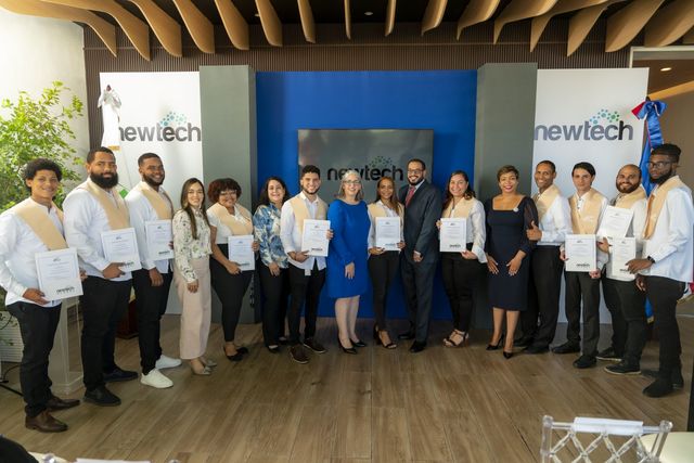 Newtech e Infotep unidos en la profesionalización técnica de operadores de servicios de centros de contacto.
