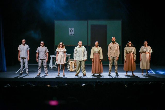 El elenco de Bienvenido el extraño saluda al público en la Sala Manuel Rueda de Bellas Artes