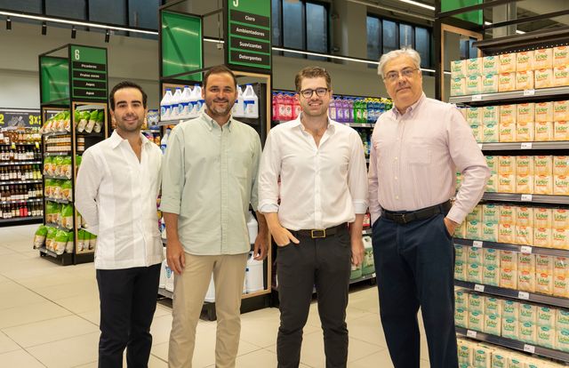 José Ricardo Feris, Avelino Cuadra, Rodrigo González y Santiago Cuadra en Supermercados Nacional Jarabacoa