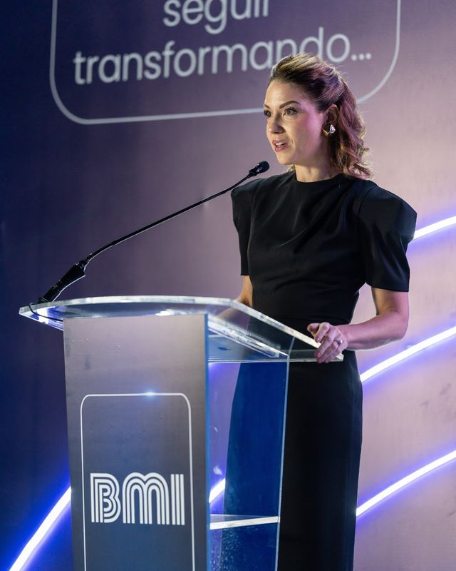 Lorenna Pierre durante su discurso en el lanzamiento de Capital Health Premium