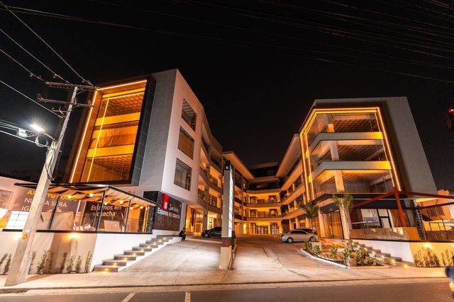 Fachada iluminada de Porto Town Center by La Marquesa de noche
