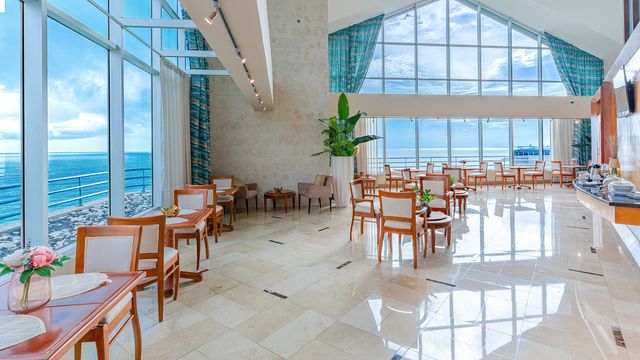 Club lounge con vista al mar del Crowne Plaza Santo Domingo