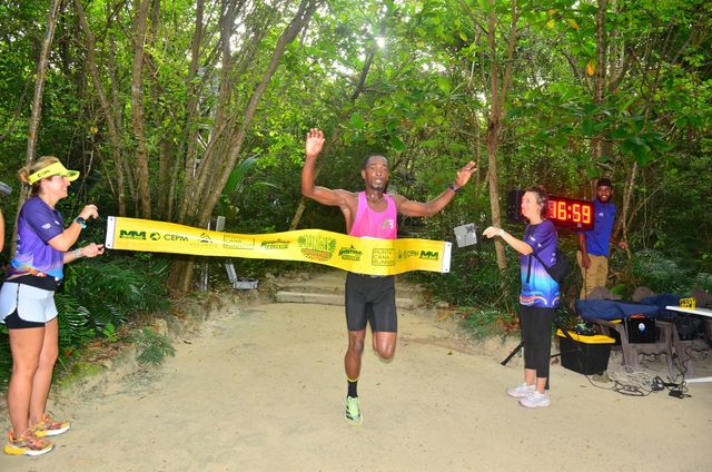 Un corredor cruza la cinta de meta en la Jungle Trail Race