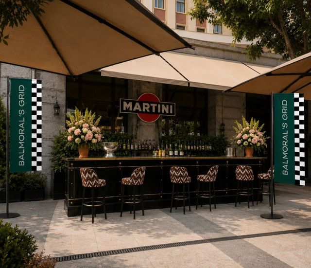 Barra de Balmoral, la coctelería del Hotel Fénix, decorada con banderas a cuadros