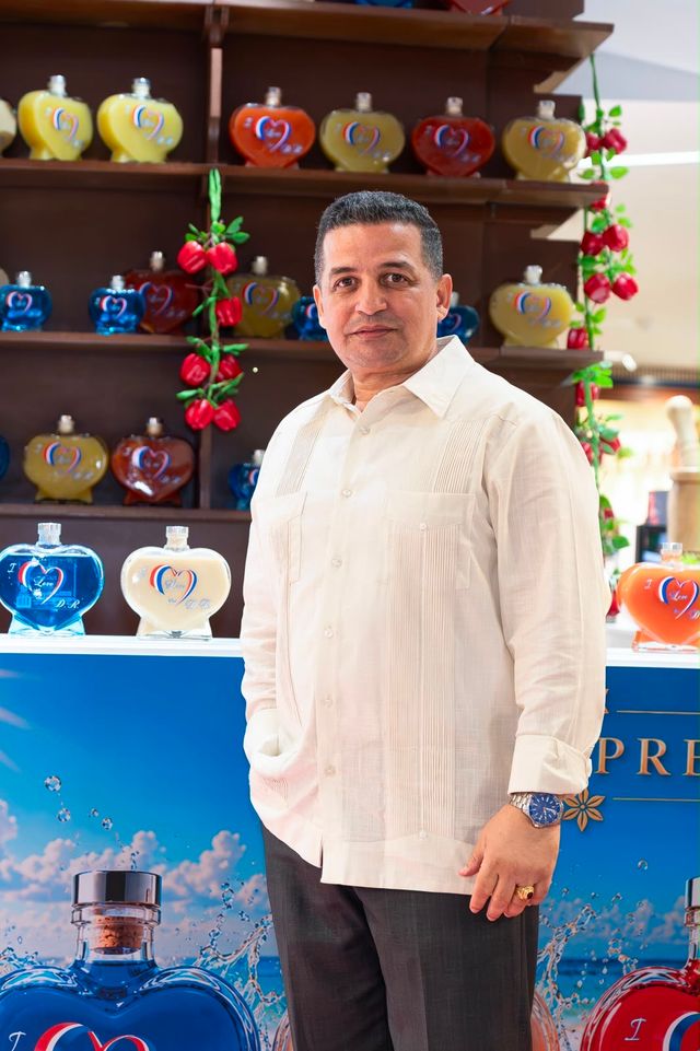 Julio Astacio, CEO de Ziantix Group, frente a la exhibición de licores I LOVE D.R.