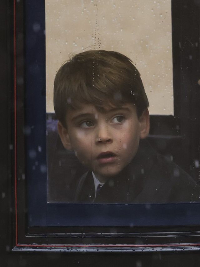 El príncipe Louis mira por la ventanilla mojada de un carruaje durante el Trooping the Colour de junio de 2024