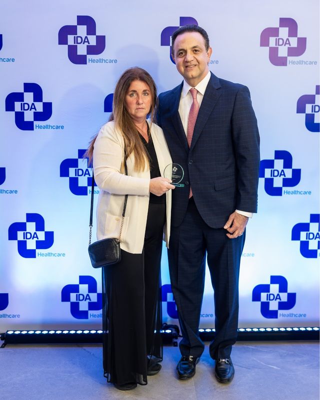 Kelly Cifu y Hamid R. Feiz con un reconocimiento en IDA Healthcare