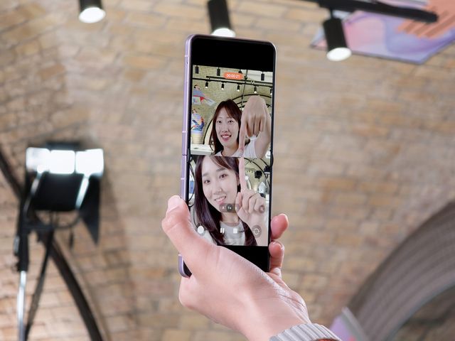 Una persona graba con el Galaxy Z Flip8 en modo de grabación dual