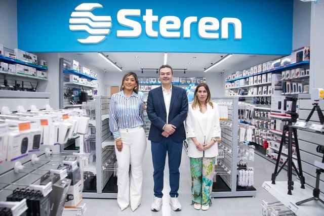 Alejandra Cely, Carlos Minjares y Adriana Torres en la nueva tienda Steren de la avenida 27 de Febrero