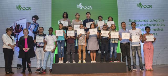 Centro Cuesta Nacional reconoce el esfuerzo de hijos de sus colaboradores