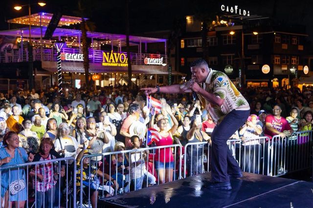 Jandy Ventura canta frente a un público numeroso en unas fiestas de pueblo de Puerto Rico