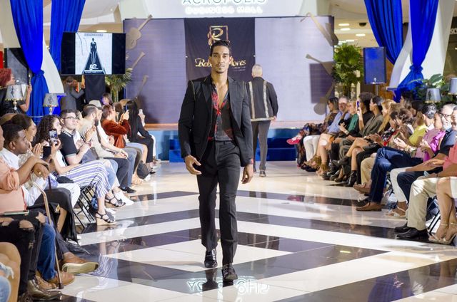 Diseñador Robert Flores presenta colección History