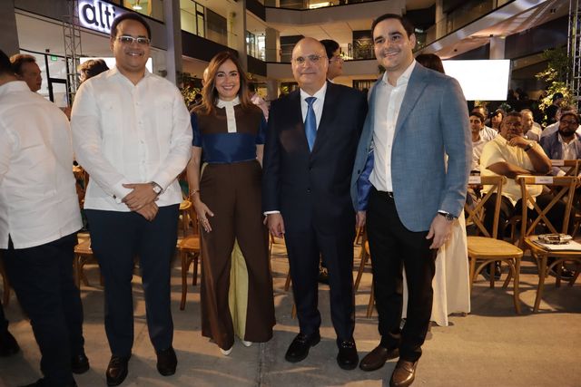 Andrés Astacio, Laura Peña Izquierdo, Samir Rizek y Jacinto Díaz Haché en la plaza