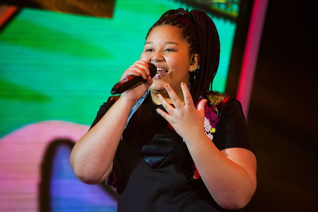 Destiny Chukunyere canta con micrófono en mano sobre la tarima de Eurovisión Junior 2015
