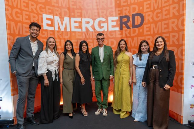 Moisés Perdomo, Estela Coiscou, Aura Pérez, Carmen Ortiz, Sócrates McKinney, Yuribell Chez, Christina Luka y Masiel Santana frente al logo de EmergeRD