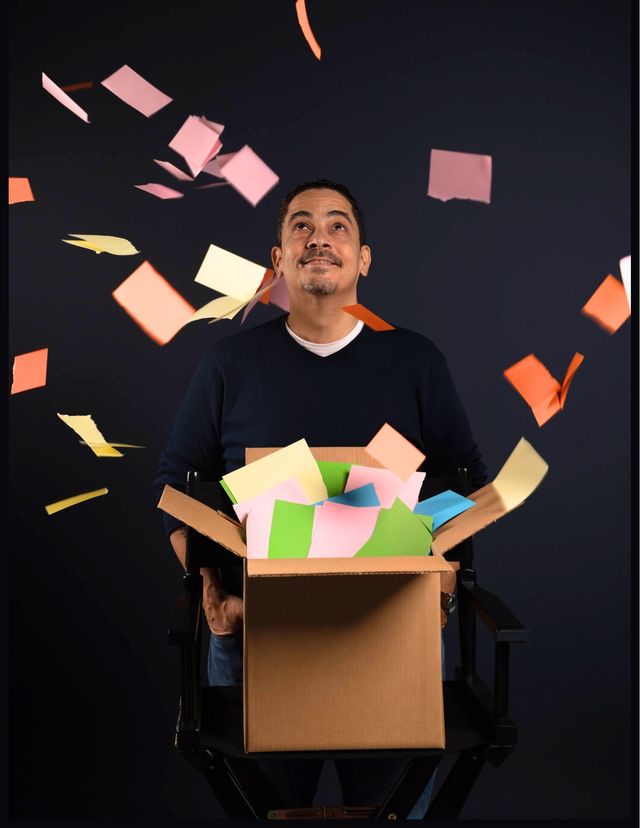 Luis José Germán sostiene una caja de la que salen notas de papel de colores