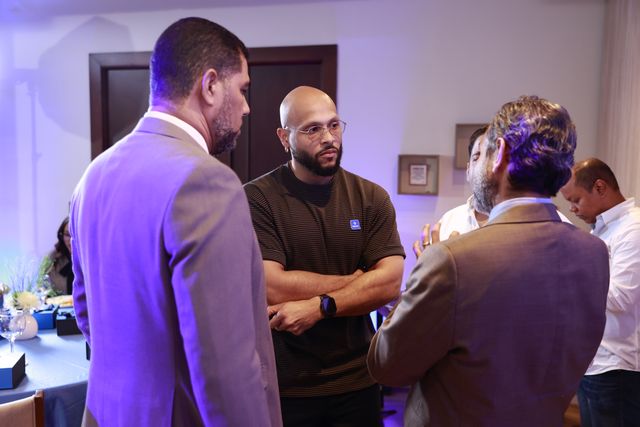 Héctor Terrero conversa con invitados en la presentación de heva