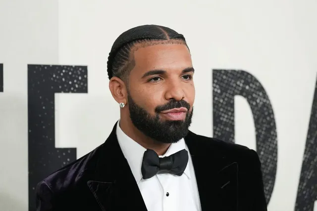 La historia detrás del collar de Drake con 42 diamantes