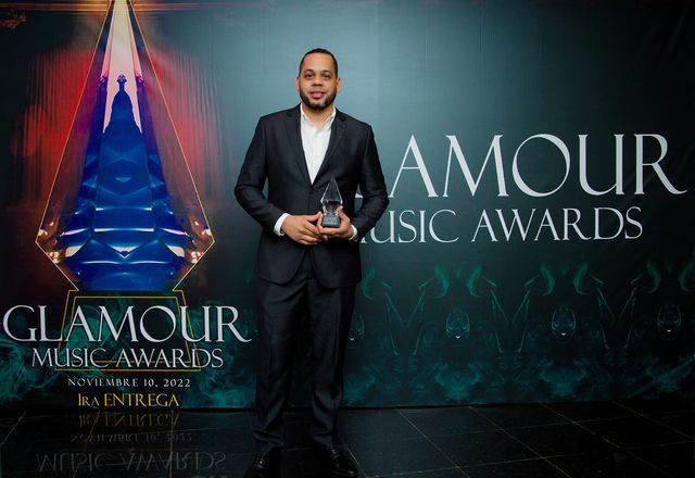 Locutor Iván Cuevas Acosta agradece galardón a premios Glamour Music Awards