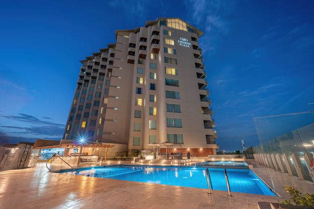Hotel Crowne Plaza Santo Domingo y su piscina al anochecer