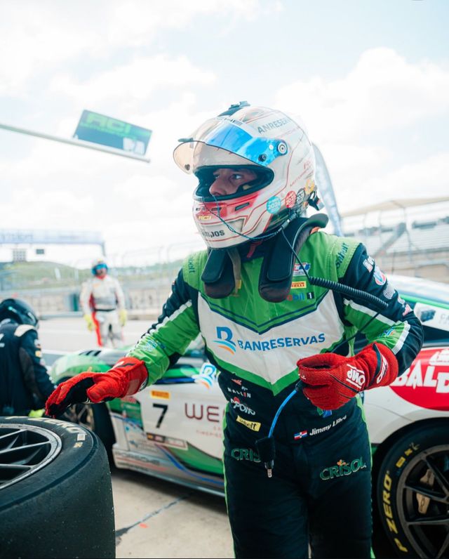 Jimmy Llibre camina junto a los autos en la pista