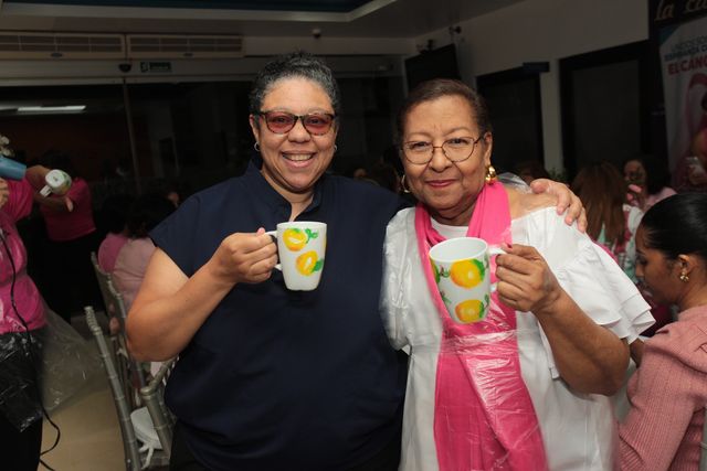 Tomanna Peña y Mercedes Rodríguez muestran sus tazas pintadas