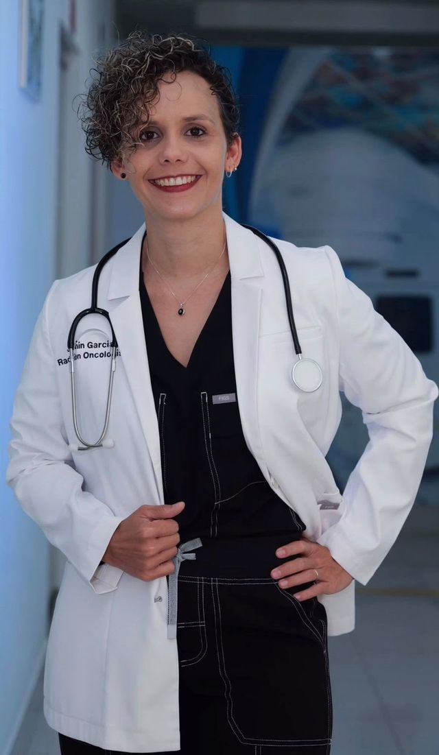 La doctora Jazmín García, radiooncóloga, con bata blanca y estetoscopio