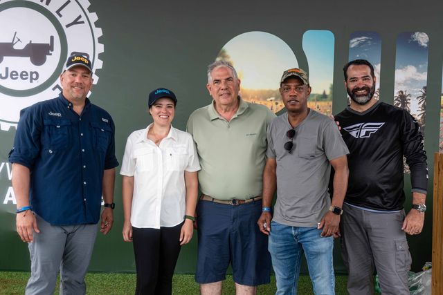 Ramón González, Sophia Frankenberg Reid, Freddy Caputo, Bienvenido Lora y Rafael Miranda en la carpa de Jeep en La War Off Road