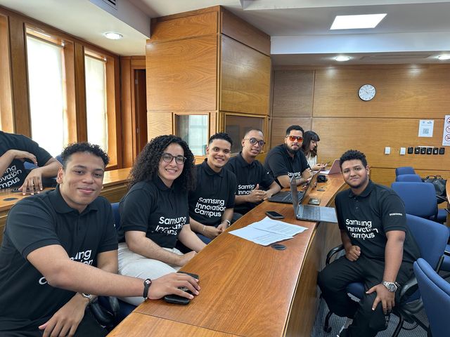 Egresados del Samsung Innovation Campus en el aula del encuentro