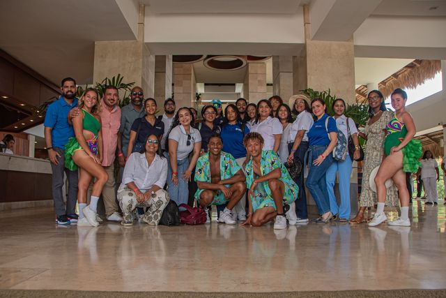 Tour operadores y mayoristas locales junto al equipo de Viva Resorts en el lobby de Viva Dominicus Palace