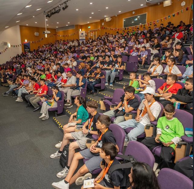 Estudiantes de varios países llenan un auditorio de la XPERTSTEM Elite Final