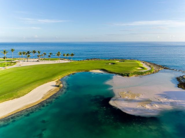 Vista aérea de un green de Punta Espada Golf Club junto al mar Caribe en Cap Cana