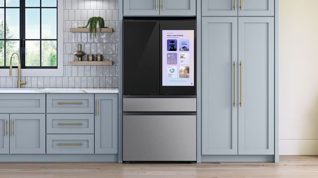 Refrigerador Samsung Bespoke AI Family Hub con pantalla en la puerta, en una cocina