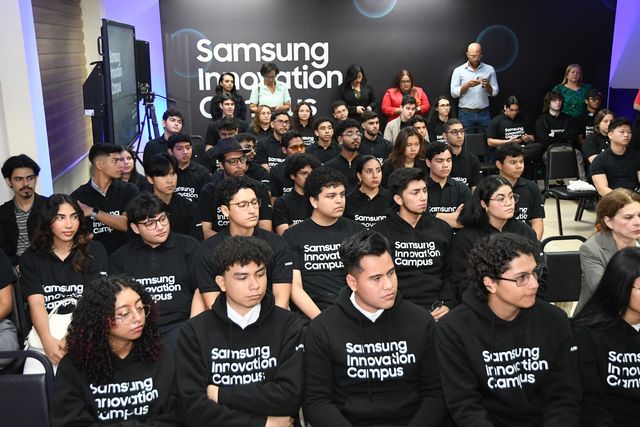 Estudiantes del Samsung Innovation Campus con camisetas negras del programa