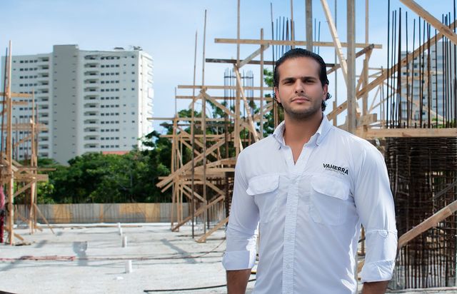 Carlos Vargas Herrera, CEO de Constructora Vaherra, en la obra de VMAR Juan Dolio