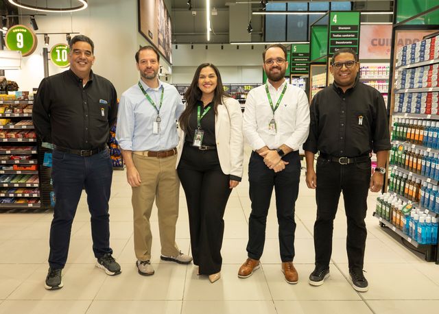 Celso Portela, Carlos Ramírez, Ana Mejía, Pierluigi Belardinelli y Omar Encarnación en Supermercados Nacional Jarabacoa