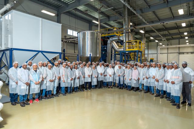 Colaboradores de la planta de producción de Cortés Hermanos con batas y gorros blancos