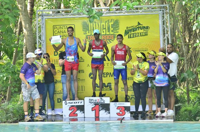 Ganadores en el podio de la Jungle Trail Race