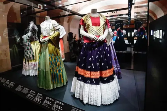 Museo de la Moda de París celebra a Frida Kahlo