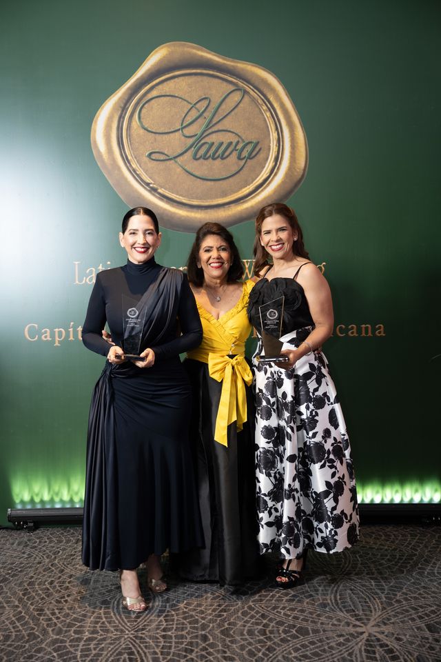 Mayi Suárez, Lilin Suárez y Erika Suárez con sus trofeos