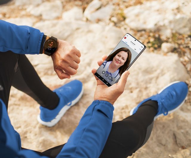 Una persona con un Galaxy Watch hace una videollamada con una médica desde su teléfono