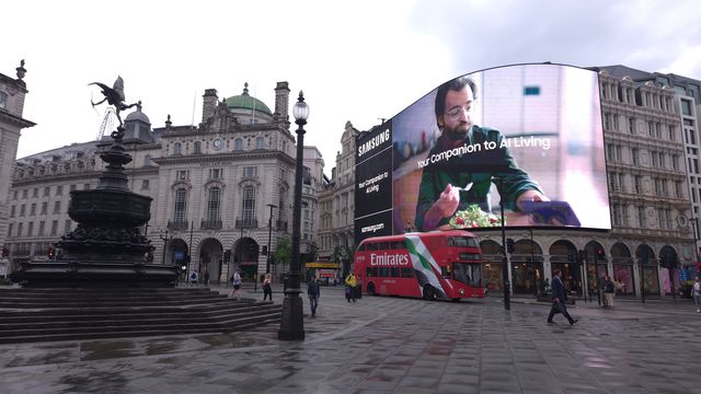 Piccadilly Circus, en Londres, con su pantalla gigante y un autobús rojo